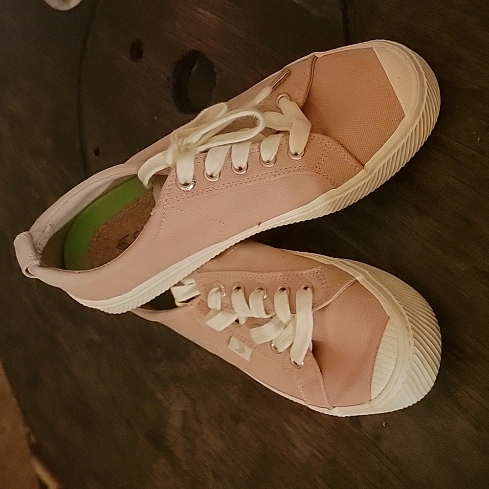 Cariuma, pink in color, 7.5 women 🇺🇸 size.